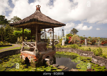 L'INDONÉSIE, Bali, Tirta Gangga, Palais d'eau jardin, petit pavillon en Bwah - Niveau moyen Banque D'Images