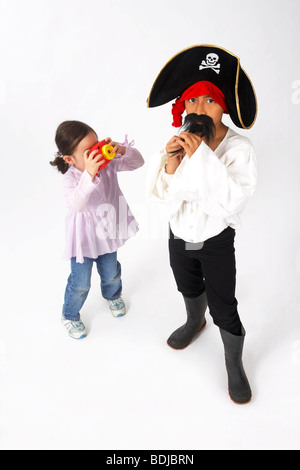 Fille avec Boy Dressed as Pirate Banque D'Images