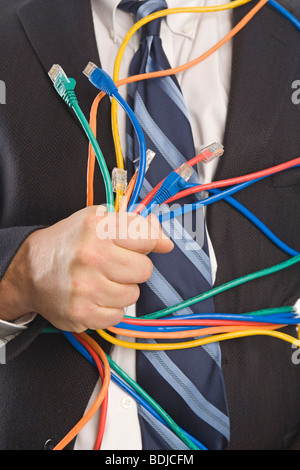 Close-up of Businessman Holding des câbles CAT5 Banque D'Images