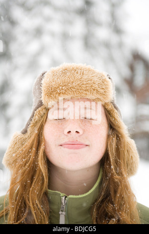 Fille d'air extérieur pendant les chutes de neige Banque D'Images