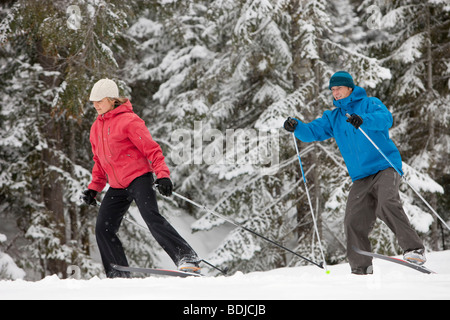 Ski de couple, Whistler, British Columbia, Canada Banque D'Images