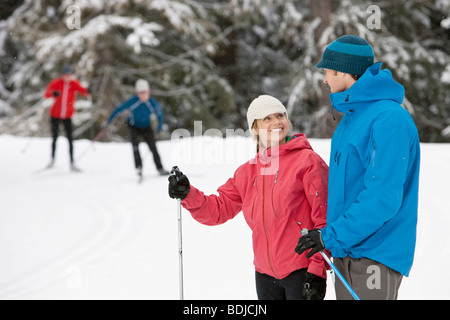 Des couples de ski de fond, Whistler, British Columbia, Canada Banque D'Images