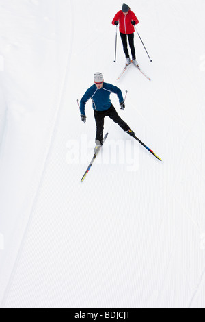 Vue supérieure de Ski de couple, Whistler, British Columbia, Canada Banque D'Images