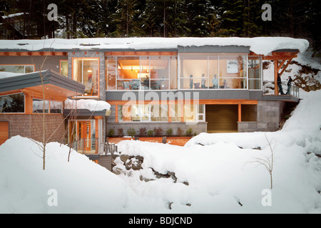 Vue extérieure de l'intérieur de la maison Alpine en hiver, Whistler, British Columbia, Canada Banque D'Images