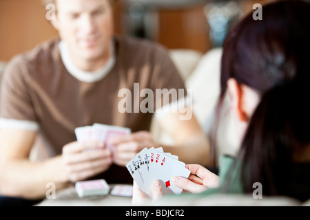 Couple Playing Cards Banque D'Images