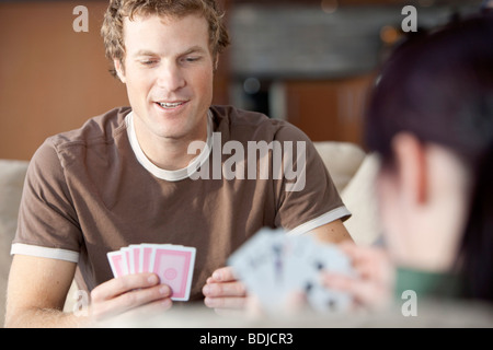 Couple Playing Cards Banque D'Images