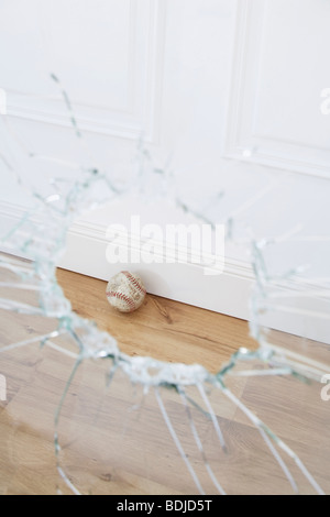 Fenêtre cassée et Baseball Banque D'Images