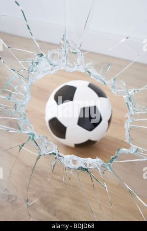 Ballon de soccer et de vitre cassée Banque D'Images