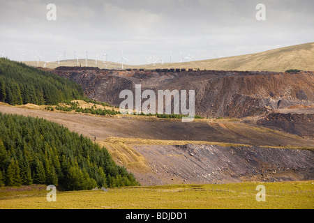 Le changement climatique le ciel et l'enfer, l'Hagshaw Hill wind farm au-dessus de la mine de charbon à ciel ouvert de Spireslack dans le Lanarkshire, Banque D'Images