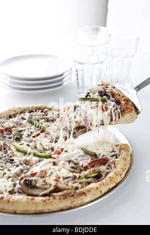 Pizza d'être servi Banque D'Images