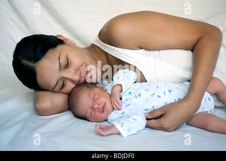 Mère de câlins dormir bébé nouveau-né