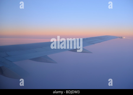 Vue d'aile d'avion au lever du soleil au-dessus de Buenos Aires, Argentine Banque D'Images