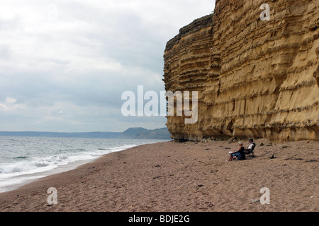 Couple Burton Bradstock Beach, Dorset Banque D'Images