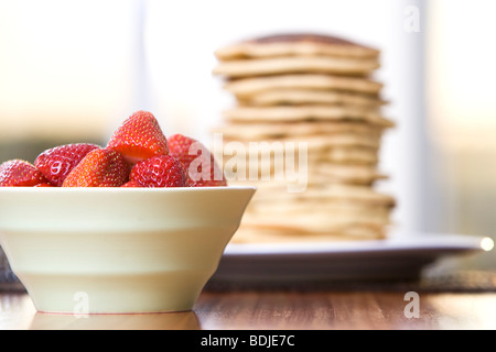 Bol de fraises et de pile de crêpes Banque D'Images