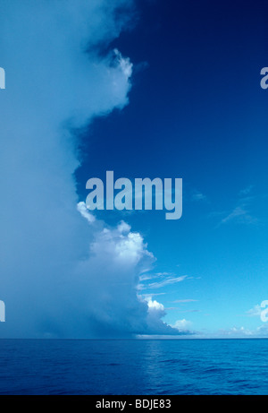 Seascape, nuage d'orage, de la pluie Banque D'Images