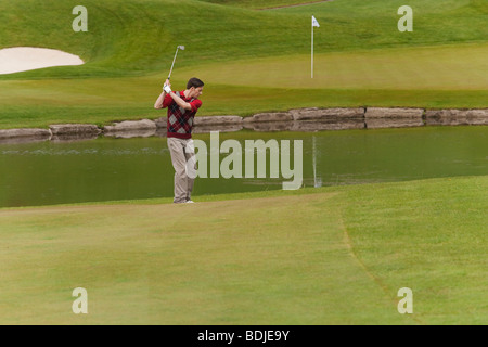 L'homme se préparer à Swing Golf Club Banque D'Images