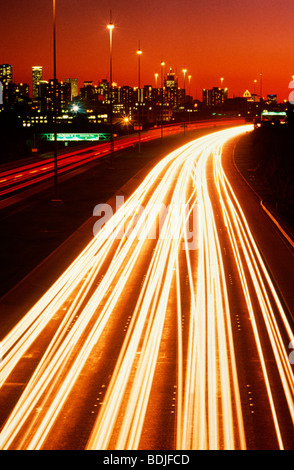 Un fort trafic sur l'autoroute à coucher du soleil Banque D'Images