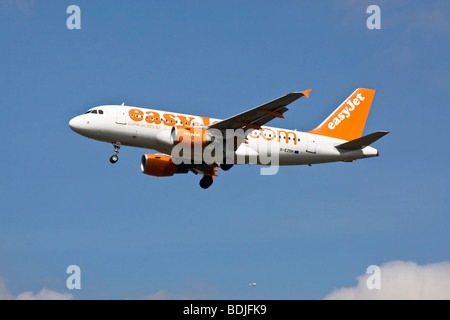 Un Airbus A320 du budget britannique EasyJet de l'opérateur sur la finale pour la terre Banque D'Images