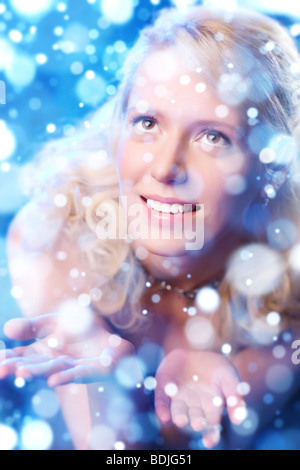 Jeune femme romantique attraper des flocons tomber. Banque D'Images