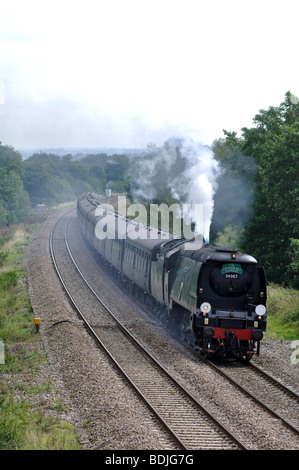 Bataille d'Angleterre class locomotive vapeur Tangmere tirant le train express de cathédrales, Warwickshire, England, UK Banque D'Images