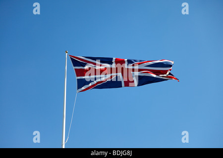 Le climat, le vent, drapeaux, British Union Jack drapeau à la brise contre le ciel bleu. Banque D'Images