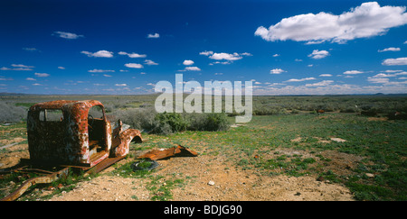 Paysage, désert, plaine aride, carcasse de voiture, de l'Australie Banque D'Images