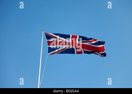 Le climat, le vent, drapeaux, British UNion Jack drapeau à la brise contre le ciel bleu. Banque D'Images