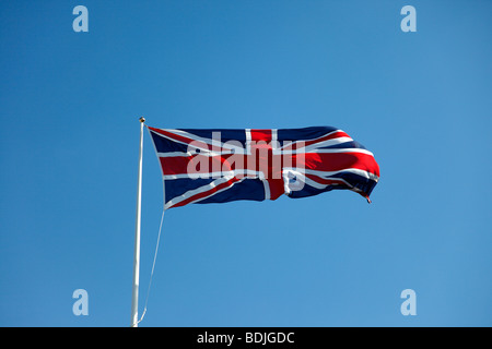 Le climat, le vent, drapeaux, British UNion Jack drapeau à la brise contre le ciel bleu. Banque D'Images