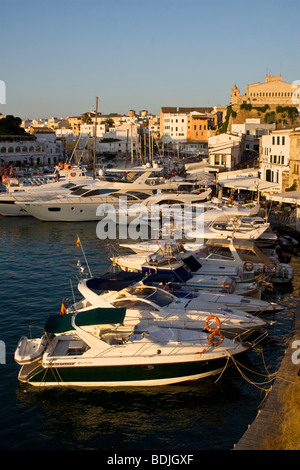 Bord de mer et port en soirée, Ciutadella, Menorca, Espagne. Banque D'Images