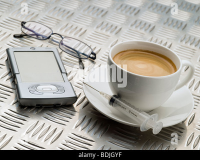 Surdosage en caféine, seringue à côté du café expresso noir Banque D'Images