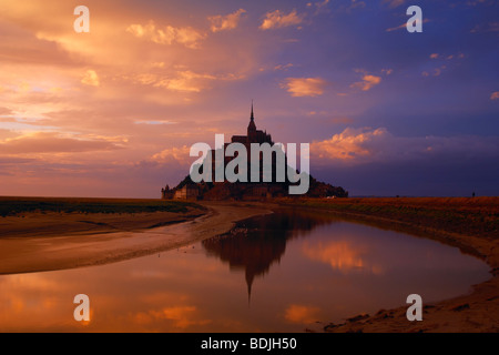 Le Mont Saint Michel au coucher du soleil, Bretagne, Normandie, France Banque D'Images