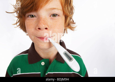 Portrait of Boy ayant sa prise de température Banque D'Images