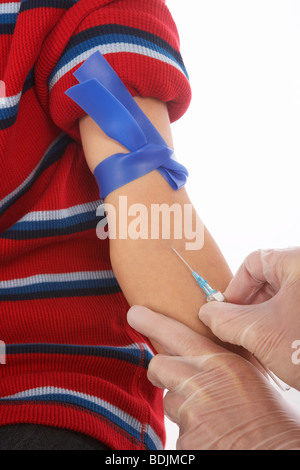 Close-up of Boy Getting une aiguille Banque D'Images