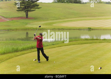 Man Playing Golf Banque D'Images