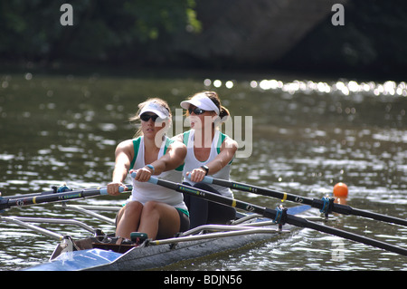 L'aviron sur la rivière Avon à la Warwick régate, Warwickshire, en Angleterre, Royaume-Uni Banque D'Images