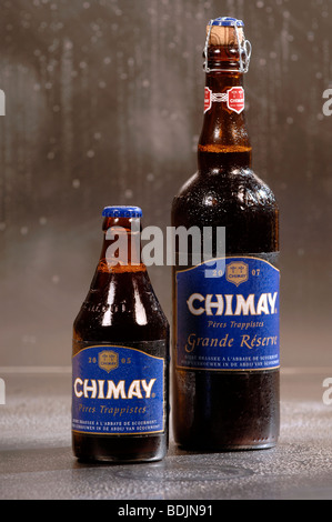 330ml et 750ml bouteilles de Chimay Capsule Bleue bière belge trappiste. Banque D'Images