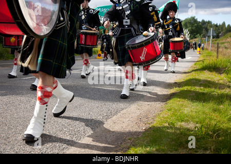 Highlanders Lonach mars unique du clan autour de upper Donside, Scotland UK Banque D'Images