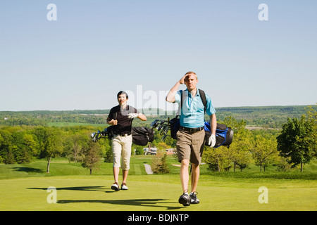 Les hommes au terrain de Golf Banque D'Images