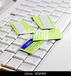 Découper la carte de crédit sur le clavier d'ordinateur portable. Banque D'Images