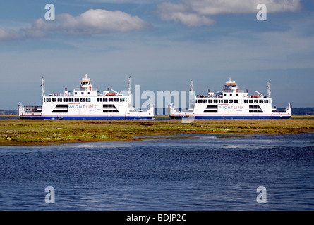 Location de deux traversiers de passagers passant chaque autres entre Lymington et l'île de Wight Banque D'Images