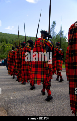 Highlanders Lonach mars unique du clan autour de upper Donside, Scotland UK Banque D'Images