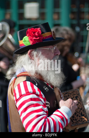 Morris dancer performing dans la rue, Gloucester Road, Brighton. Banque D'Images