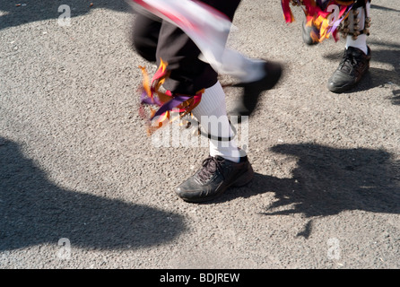 Morris Dancers performing dans la rue, Gloucester Road, Brighton. Banque D'Images