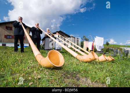 Joueurs de cor des Alpes dans le canton suisse de Graubünden. Banque D'Images