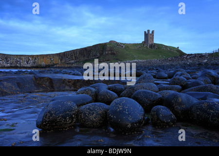 Blocs de basalte 'circulaire', Château de Dunstanburgh Northumberland, Paysage, England, UK. Banque D'Images