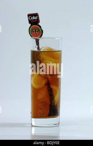 Cocktail au rhum Bacardi et le coke. Banque D'Images