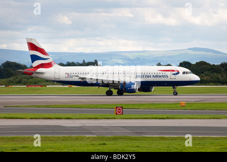 British Airways Airbus A320-211 G-BUSG sur la piste à l'aéroport de Manchester Banque D'Images