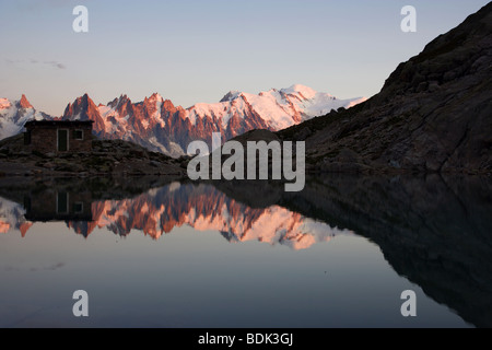 Aiguilles de Chamonix se reflétant dans le Lac Blanc Banque D'Images
