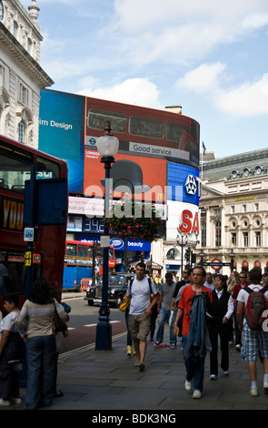 L'occupation de Londres Street. Piccadilly Street avec vue sur les feux à l'angle de Regent Street Banque D'Images