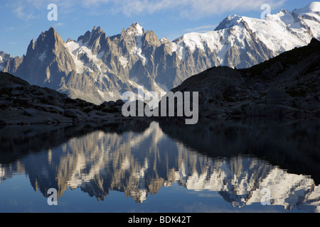 Aiguilles de Chamonix se reflétant dans le Lac Blanc Banque D'Images